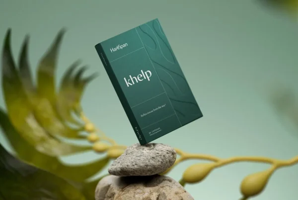 Minimalistic and elegant packaging of HartSpan, by FORNER STUDIO, featuring a soothing color palette with shades of blue and green, representing longevity and natural healing. The design incorporates an organic kelp silhouette, emphasizing the brand's use of natural seaweed ingredients to combat acid reflux, especially during pregnancy.